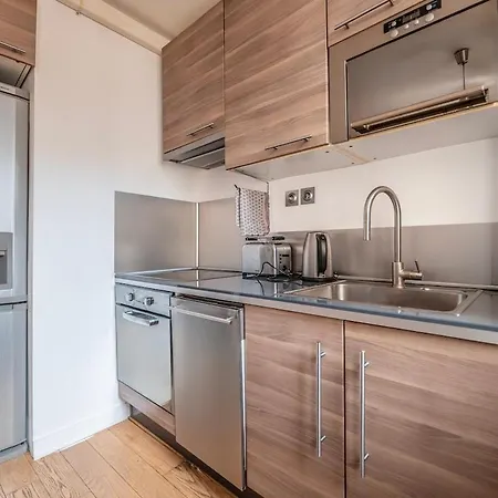 Downtown, Spacious & Cozy